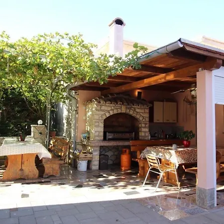 Schoene In Mit Eigener Terrasse Apartman *